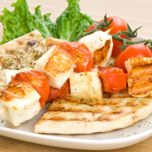 Haloumi kebabs with tomatoes, salad and naan